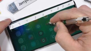 Samsung Galaxy S10 a ajuns la proba de foc: îndoit, zgâriat, ars şi analizat de JerryRigEverything (Video)