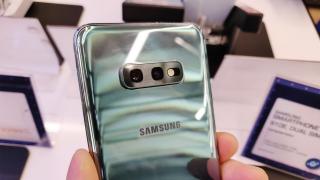 Samsung Galaxy S10e mini-review + primele impresii: cel mic şi compact, cu ecran plat şi multă putere (Video)