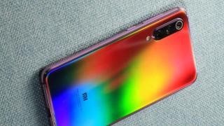 Xiaomi Mi 9 SE apare în culori curcubeu psihedelice, care ar face Angry Birds geloase