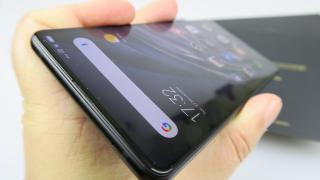 Xiaomi Mi Mix 2S: Display cam gri, dar rezonabil de luminos