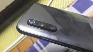 Xiaomi Mi 9 a sosit fără bliţ LED la un cumpărător nefericit din China