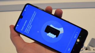 MWC 2019: Alcatel 3 (2019) - Prezentare hands-on pentru telefonul midrange accesibil cu spatele cel mai arătos de la Alcatel (Video)