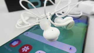 Samsung Galaxy S10+: Acustică stereo ce umple spațiul dintre tine și ecran, la fel de bine precum te îmbie display-ul imersiv Infinity Display