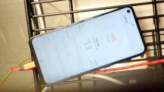 Samsung Galaxy A60 (A8s Lite) apare în fotografii și într-un clip video, are cameră selfie cu decupaj in ecran