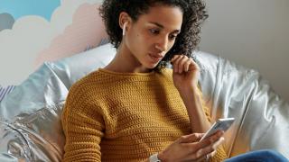 Căștile Apple AirPods 2 debutează oficial cu autonomie extinsă pentru apeluri și cutie de încărcare wireless