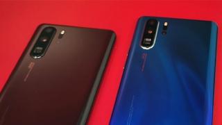 Huawei P30 Pro apare într-o fotografie reală în care vedem 3 dintre variantele de culoare disponibile
