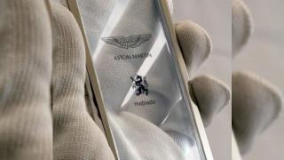 Lux și rafinament Într-un telefon transparent Aston Martin, cu Android la bord