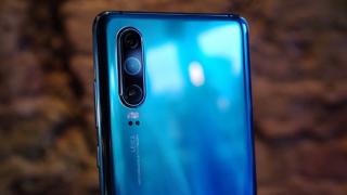 Huawei P30 anunţat oficial: telefon de 799 de euro, cu 3 camere în spate, spate în gradient cameleonic