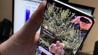 Atunci când ecranul tău ajunge un meme; Fundalurile cu "ochi" au tot mai mult succes pe Galaxy S10