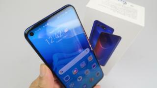 Honor View 20 Unboxing: pionierul camerelor selfie decupate în ecran este aici, cu procesor Kirin 980 (Video)