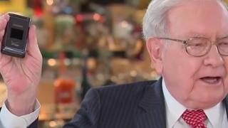 Miliardarul Warren Buffet, investitor Apple folosește un telefon cu clapetă de 20 de dolari