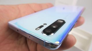 Huawei P30 Pro Unboxing: vedem accesoriile, cum stăm cu încărcarea wireless şi cititorul de amprente (Video)