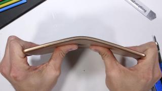 iPad Mini 5 se îndoaie foarte uşor, după cum ne arată JerryRigEverything; Iată şi alte teste de rezistenţă! (Video)