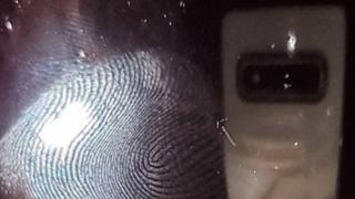 Cititorul de amprente ultrasonic din ecranul lui Galaxy S10+ este păcălit ușor de către hackeri; Iată cum au reușit