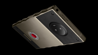 RED Hydrogen One în versiunea din titaniu începe să fie livrat, după o întârziere de aproximativ 2 ani