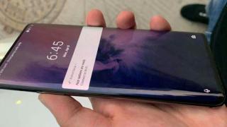 OnePlus 7 Pro se afișează în presupuse fotografii reale, cu display curbat spre margini și CPU Snapdragon 855
