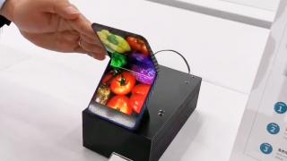 Sharp prezintă un prototip de telefon pliabil vertical cu ecran AMOLED (Video)