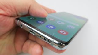 Samsung Galaxy S10 primește un nou update ce îmbunătățește performanța cititorului de amprente