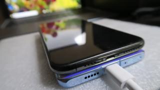 În cât timp se încarcă iPhone XS Max de la Huawei P30 Pro prin „reverse wireless charging”, iată rezultatul testului nostru