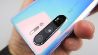 Huawei P30 Pro: Design ideal, culori psihedelice, destul de comod
