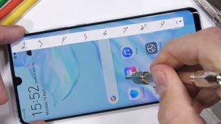 Huawei P30 Pro primeşte testul de rezistenţă JerryRigEverything: numai veşti bune la îndoire, zgâriere (Video)