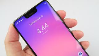 Google Pixel 3 XL: Display P-OLED luminos, cu breton urât
