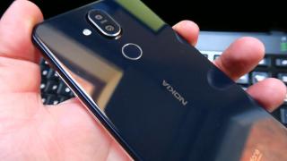 Nokia 8.1: Design premium, lat, comod, familiar