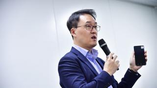 Samsung confirmă că lucrează la camere ascunse sub ecranul viitoarelor sale telefoane