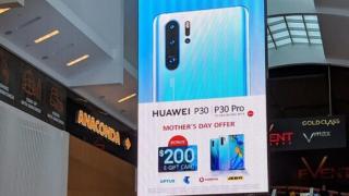 Huawei trollează Samsung în faţa propriului magazin: poster uriaş cu Huawei P30 Pro într-un mall australian