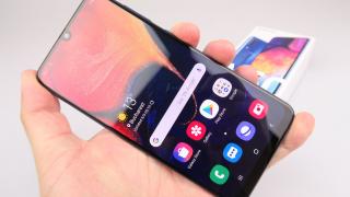Samsung Galaxy A50 Unboxing: cel mai dorit telefon midrange vine cu cameră triplă și corp din "Glasstic" (Video)
