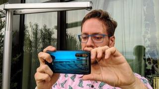 Honor 20 Pro apare în fotografii reale, etalându-și cele 4 camere foto din spate și scanner-ul de amprente lateral