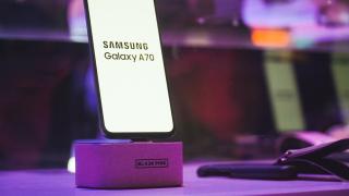 Turul Magazinelor #569: Telefoane de câteva sute de lei cu baterii mari, Galaxy A70 în România, reducere la cameră video sport, card SD