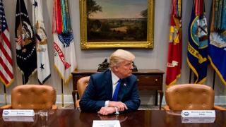 Donald Trump afirmă că Huawei ar putea fi parte a unei înţelegeri cu China, deşi consideră firma "foarte periculoasă"