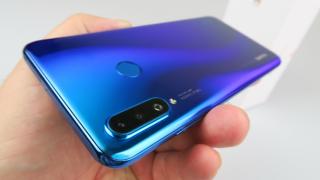 Huawei P30 Lite Unboxing: telefonul midrange cu cameră triplă și spate cameleonic e aici (Video)