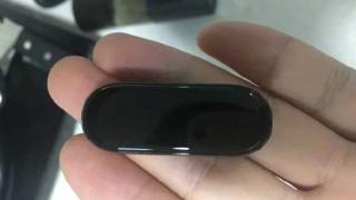 Xiaomi Mi Band 4 apare în noi fotografii hands-on, cu al său ecran color curbat spre margini