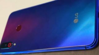 Viitorul telefon LG din seria W apare online într-o fotografie reală: spate în gradient, cameră triplă