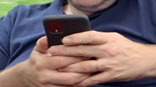 Google Pixel 4 apare într-o fotografie reală; Vedem camera foto pătrată și telefonul într-o husă de protecție