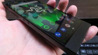 Razer Phone 2: Baterie de 4000 mAh, cu încărcare wireless şi rezultate slabe