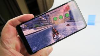 Samsung Galaxy S10e: Acustică stereo, cu difuzoare generoase ca volum
