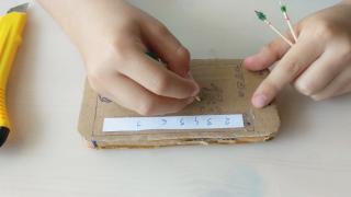 Cel mai drăguţ viral al zilei: un copil şi-a făcut propriul telefon Pixel din carton şi i-a testat rezistenţa (Video)