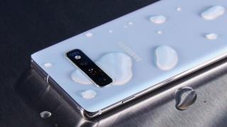 Samsung este dată în judecată pentru campaniile mincinoase cu privire la rezistența lui Galaxy S10 la apă