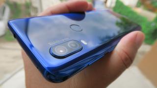 Motorola One Vision: Design premium, construcţie solidă, un albastru carismatic