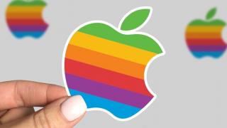 Apple ar putea să îşi schimbe logo-ul, revenind la cel original, în culorile curcubeului