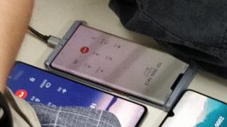 Huawei Mate 30 Pro este surprins în public; Vedem ecranul său super-curbat și decupajul din zona superioară
