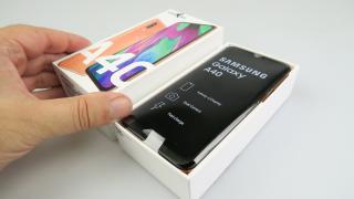 Samsung Galaxy A40 Unboxing: fratele cel mic al lui Galaxy A50 e aici într-o nuanţă provocatoare Coral și îl puteți câștiga la Giveaway (Video)