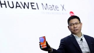 CEO-ul Huawei este surprins în public folosind pliabilul Mate X, posibil indiciu că debutul comercial se apropie