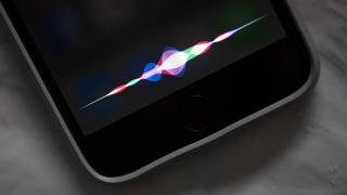 Nu doar Alexa și Google Assistant ascultă conversațiile utilizatorilor, ci și Siri potrivit unui raport nou