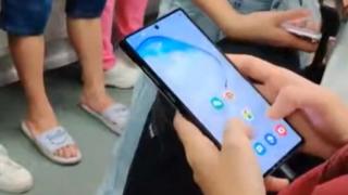 Samsung Galaxy Note 10+ este surprins în mâinile unui călător din metrou; Vedem un scurt clip hands-on