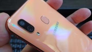 Samsung Galaxy A40: Design compact, culoarea coral este câştigătoare