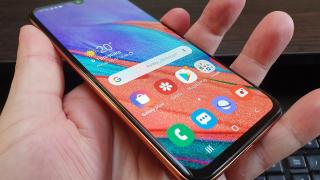 Samsung Galaxy A40: Display Super AMOLED care livrează în zona midrange